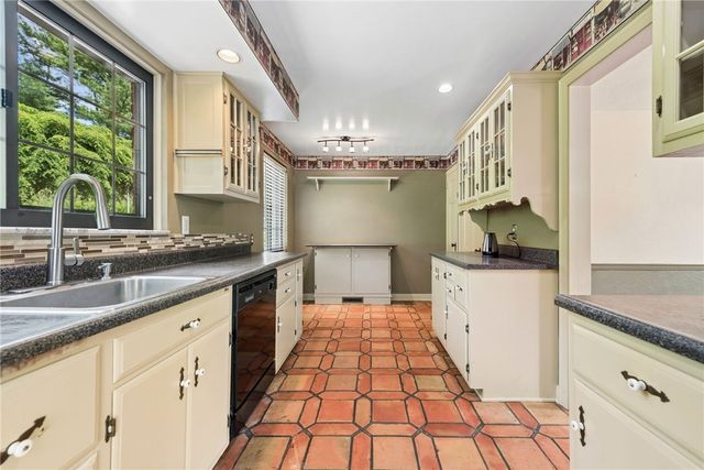 111 E Bruceton Rd, Pleasant Hills, PA 15236