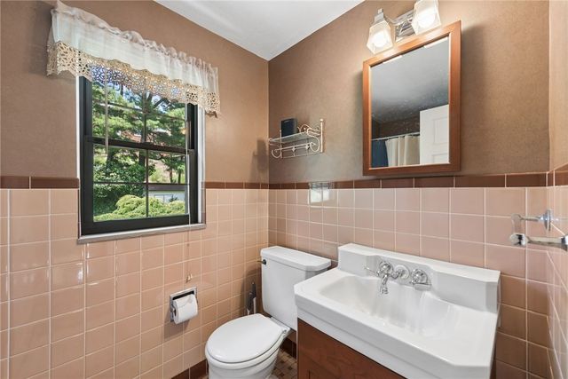 111 E Bruceton Rd, Pleasant Hills, PA 15236