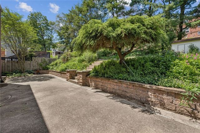 111 E Bruceton Rd, Pleasant Hills, PA 15236