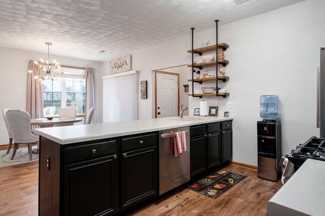 10113 MONARCH 3, Roscoe, IL 61073