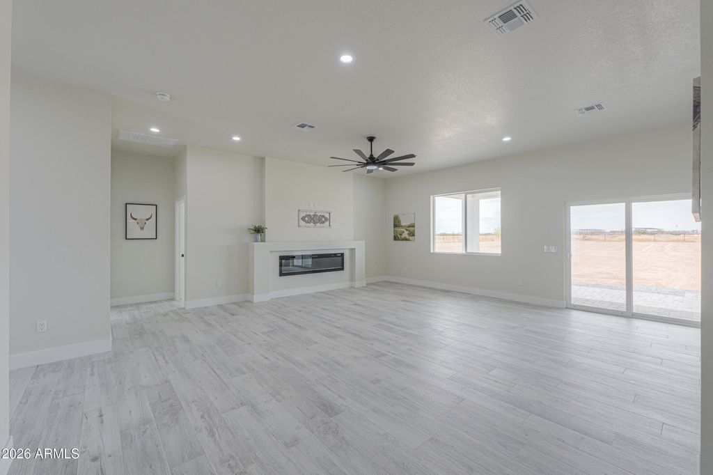 Image 14 of property listing at 43419 W Carefree Place, Maricopa, AZ 85138