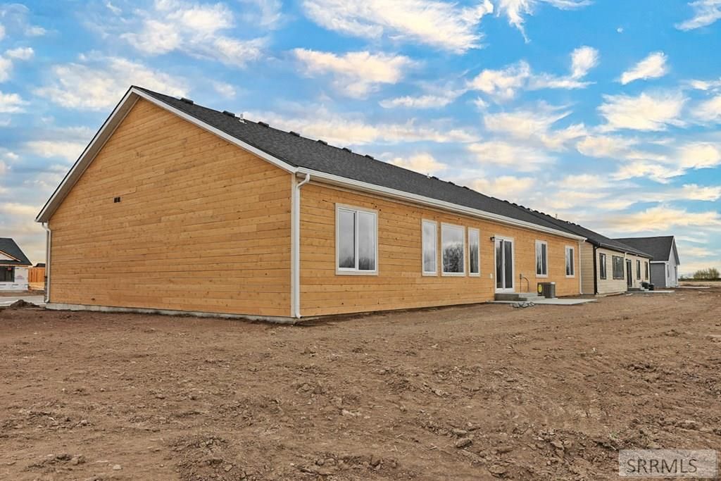 Image 6 of property listing at 398 E 5th S, Sugar City, ID 83448