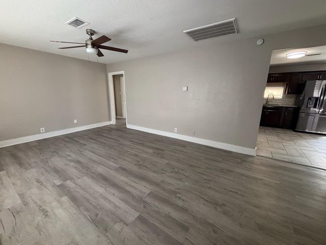 1729 1st Avenue N, Texas City, TX 77590