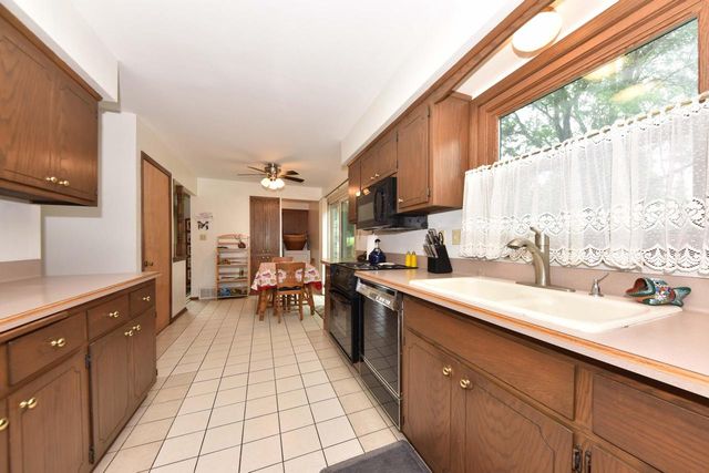 12450 W Ohio DRIVE, New Berlin, WI 53151