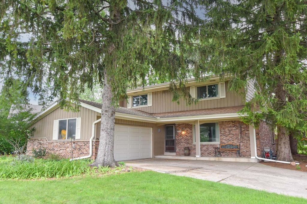 12450 W Ohio DRIVE, New Berlin, WI 53151
