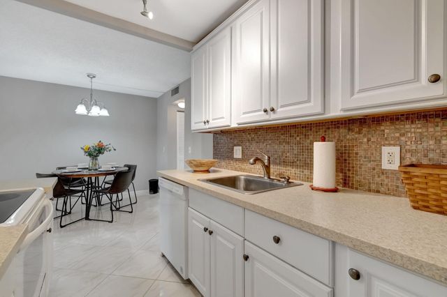 3031 Cornwall B, Boca Raton, FL 33434