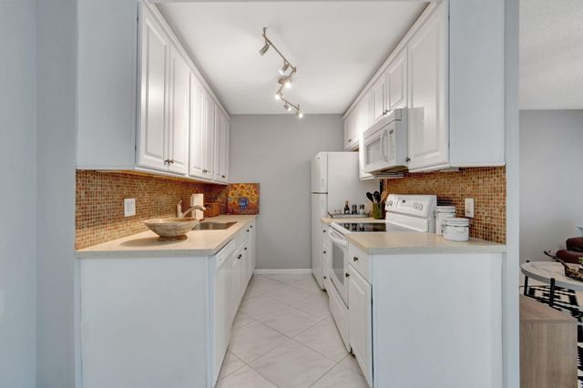 3031 Cornwall B, Boca Raton, FL 33434