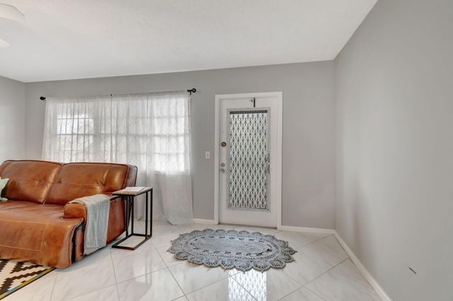 3031 Cornwall B, Boca Raton, FL 33434