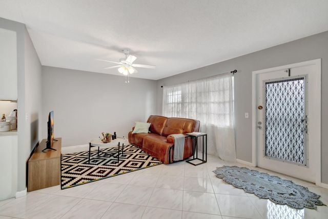 3031 Cornwall B, Boca Raton, FL 33434