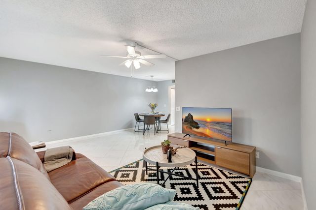 3031 Cornwall B, Boca Raton, FL 33434