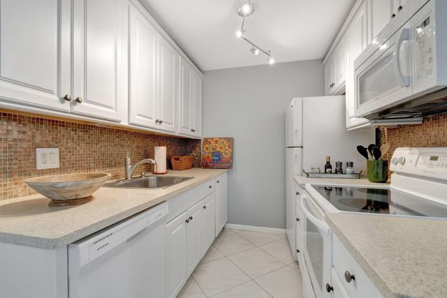 3031 Cornwall B, Boca Raton, FL 33434