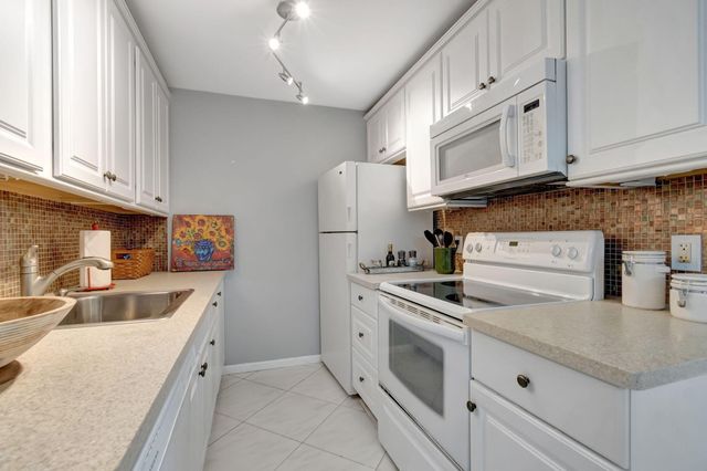 3031 Cornwall B, Boca Raton, FL 33434