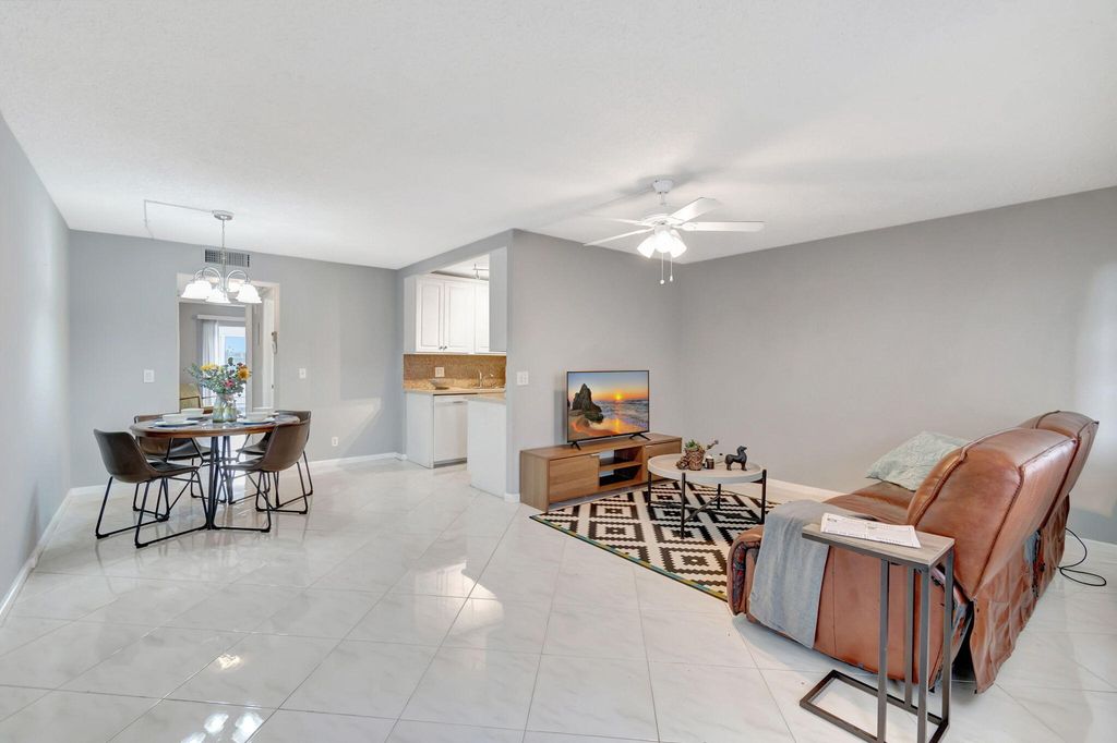 3031 Cornwall B, Boca Raton, FL 33434