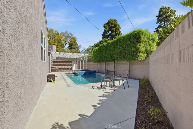 5640 E Parkcrest, Long Beach, CA 90808