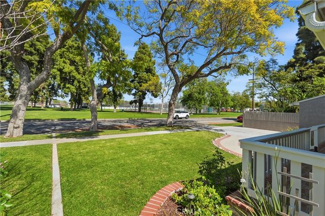 5640 E Parkcrest, Long Beach, CA 90808