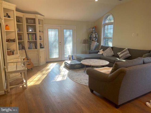 9913 FARR DR, Fairfax, VA 22030