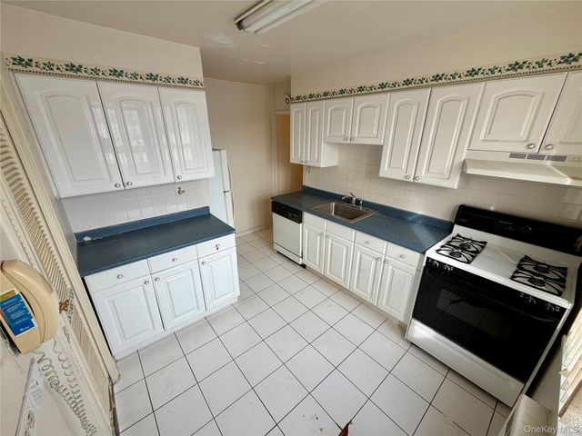 70-25 Yellowstone Boulevard 3H, Forest Hills, NY 11375