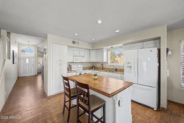 2211 E WILLIAMS Drive E, Phoenix, AZ 85024