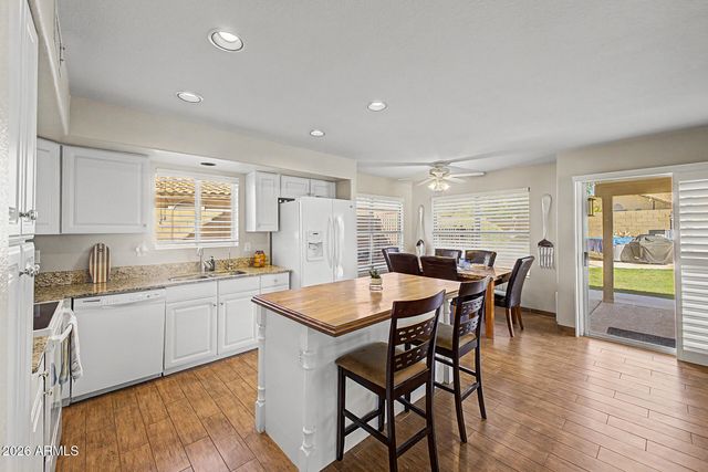 2211 E WILLIAMS Drive E, Phoenix, AZ 85024