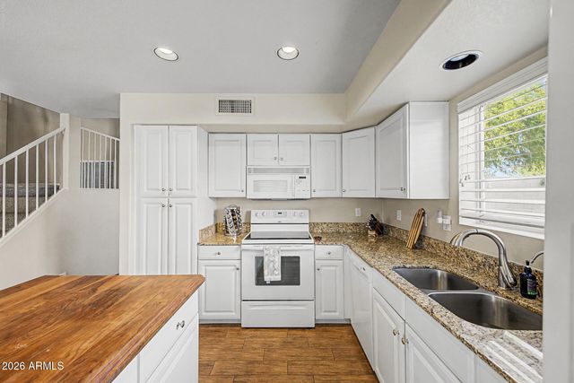 2211 E WILLIAMS Drive E, Phoenix, AZ 85024