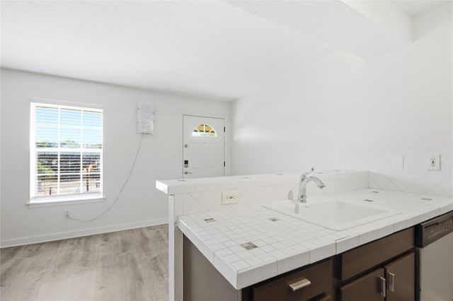 2302 E Side DR 18, Austin, TX 78704