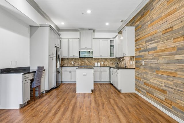 1325 Summerset Lane, Burleson, TX 76028