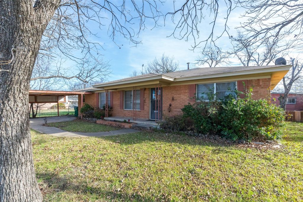 2107 Guadalupe Street, Coleman, TX 76834