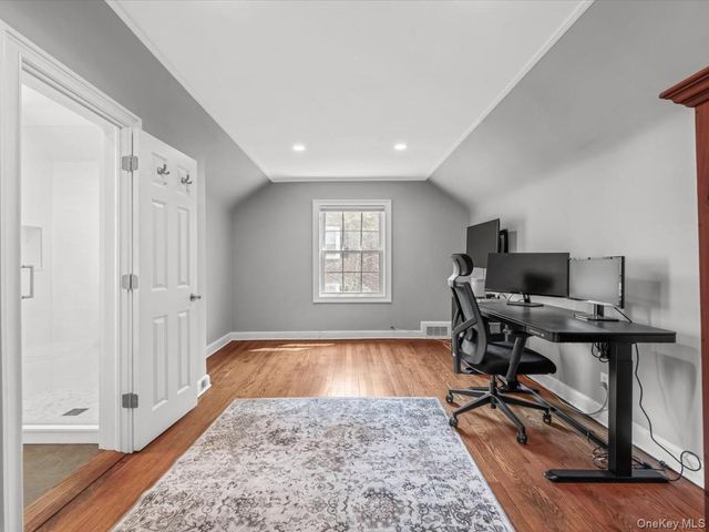 9 OLD COLONY Lane, Great Neck, NY 11023