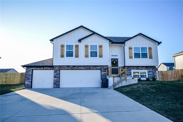 1103 NW 4th Street, Oak Grove, MO 64075