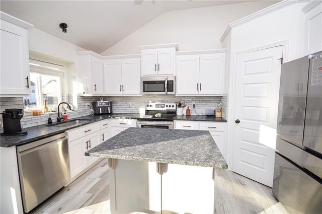 1103 NW 4th Street, Oak Grove, MO 64075