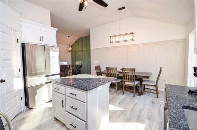 1103 NW 4th Street, Oak Grove, MO 64075