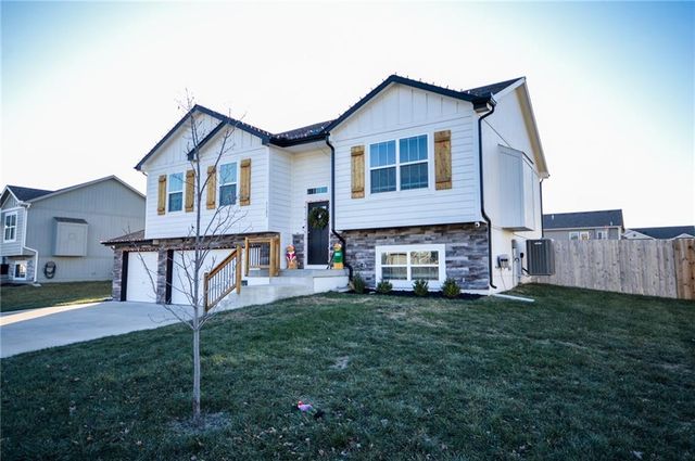 1103 NW 4th Street, Oak Grove, MO 64075