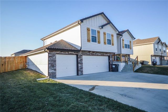 1103 NW 4th Street, Oak Grove, MO 64075