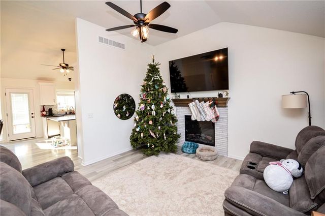 1103 NW 4th Street, Oak Grove, MO 64075