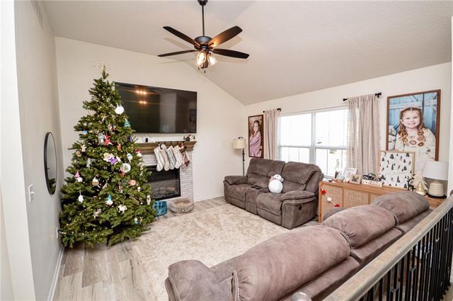 1103 NW 4th Street, Oak Grove, MO 64075