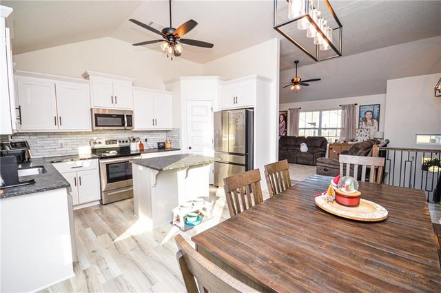 1103 NW 4th Street, Oak Grove, MO 64075