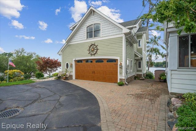 51 Crescent Avenue, Lake Orion Village, MI 48362