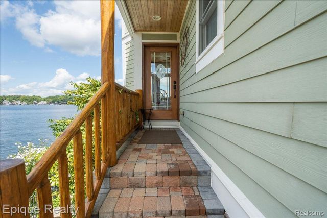 51 Crescent Avenue, Lake Orion Village, MI 48362