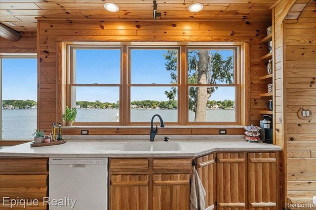 51 Crescent Avenue, Lake Orion Village, MI 48362