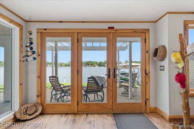 51 Crescent Avenue, Lake Orion Village, MI 48362