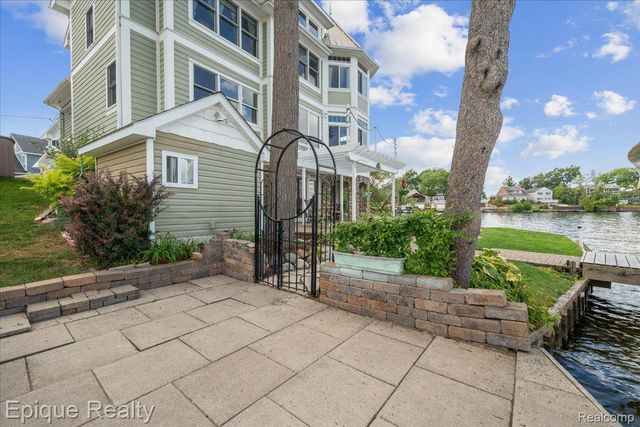 51 Crescent Avenue, Lake Orion Village, MI 48362