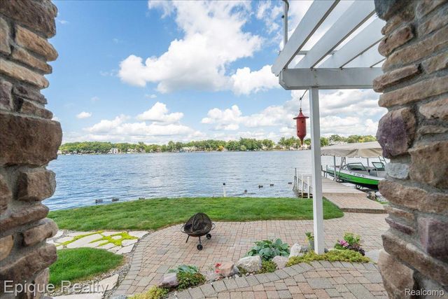 51 Crescent Avenue, Lake Orion Village, MI 48362