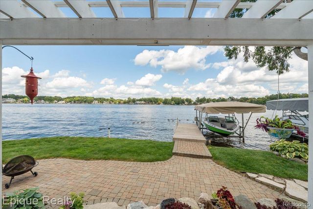 51 Crescent Avenue, Lake Orion Village, MI 48362
