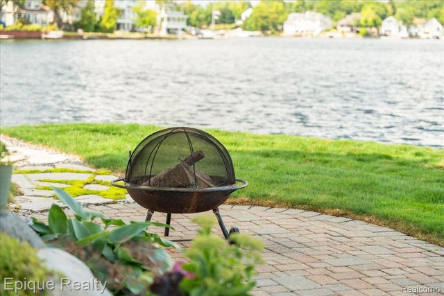 51 Crescent Avenue, Lake Orion Village, MI 48362