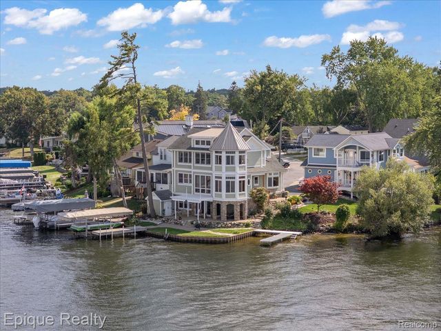 51 Crescent Avenue, Lake Orion Village, MI 48362