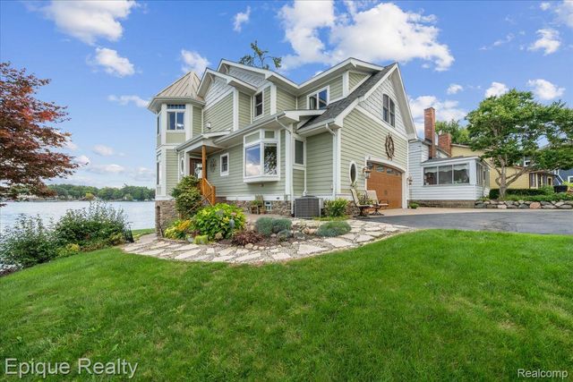 51 Crescent Avenue, Lake Orion Village, MI 48362
