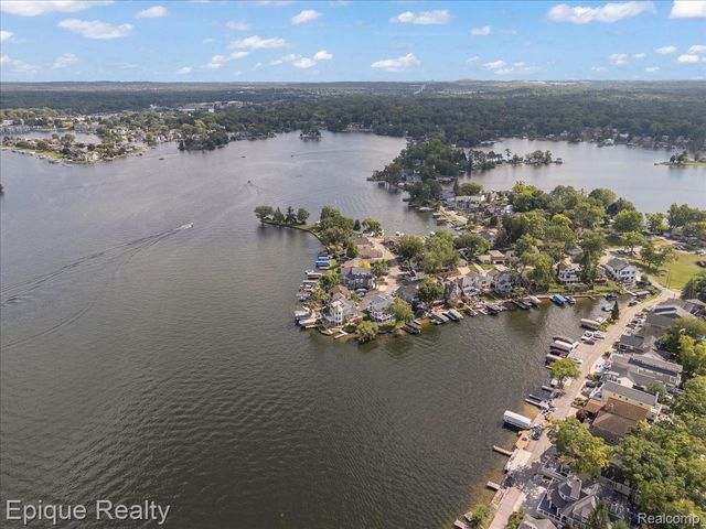 51 Crescent Avenue, Lake Orion Village, MI 48362