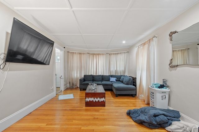 48 Saratoga St, Lynn, MA 01902