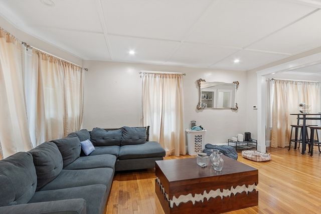 48 Saratoga St, Lynn, MA 01902