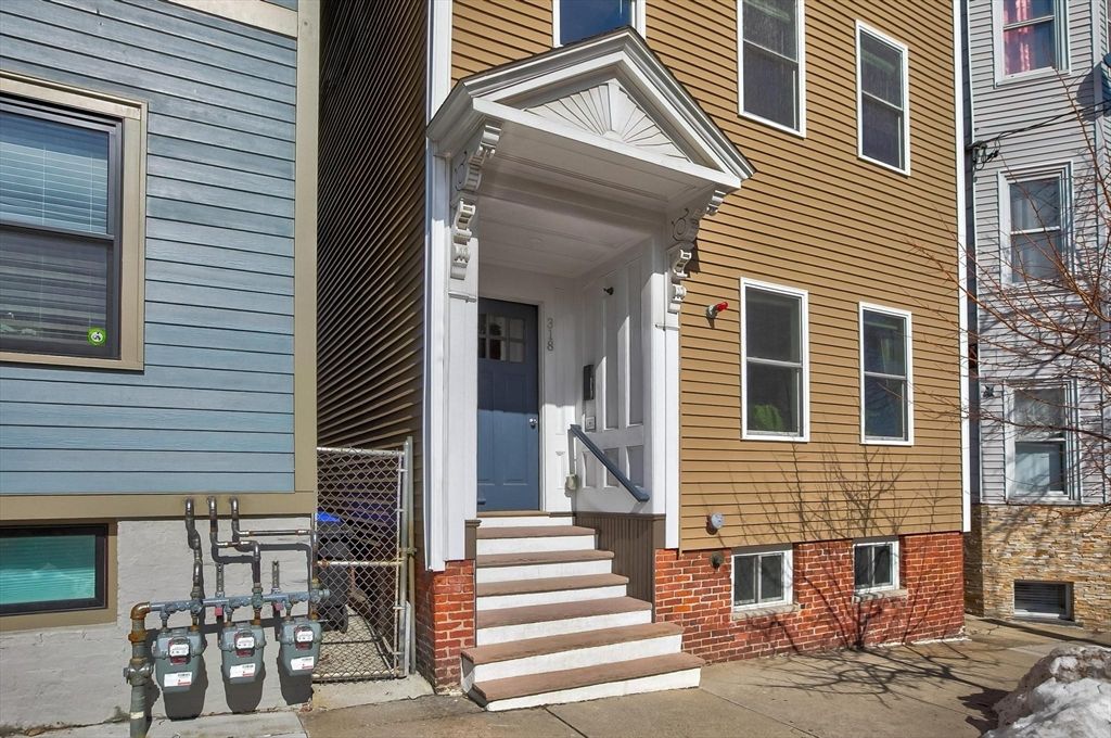 318 Princeton St 201, Boston, MA 02128